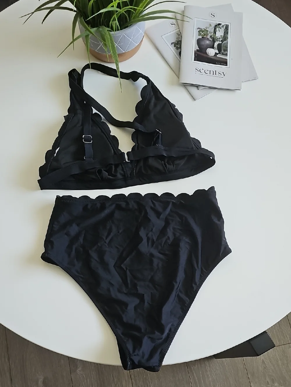 Amazon chic black